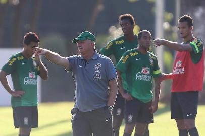 Felipão em treino da seleção brasileira