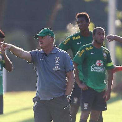 Felipão em treino da seleção brasileira