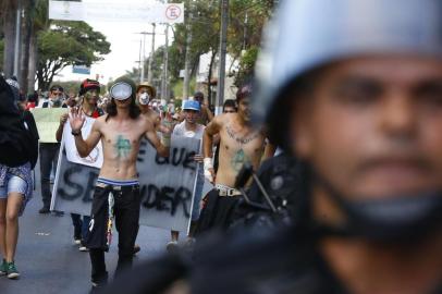  

BELO HORIZONTE, MG, BRASIL, 26-06-2013: Manifestantes entram em confronto com a polícia durante protestos no entorno do estádio Mineirão, em Belo Horizonte. Ao menos sete concessionárias de veículos depredadas ou incendiadas no trajeto do protesto de hoje. Um posto de gasolina, uma agência bancária e uma loja de autopeças também foram vandalizadas. No momento há um grande efetivo policial no centro da cidade para evitar novas depredações. (Foto: Lauro Alves/Agência RBS, GERAL)