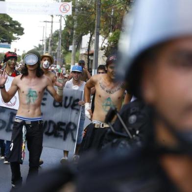  

BELO HORIZONTE, MG, BRASIL, 26-06-2013: Manifestantes entram em confronto com a polícia durante protestos no entorno do estádio Mineirão, em Belo Horizonte. Ao menos sete concessionárias de veículos depredadas ou incendiadas no trajeto do protesto de hoje. Um posto de gasolina, uma agência bancária e uma loja de autopeças também foram vandalizadas. No momento há um grande efetivo policial no centro da cidade para evitar novas depredações. (Foto: Lauro Alves/Agência RBS, GERAL)