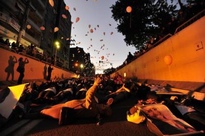  

Nesta quinta feira, completam-se cinco meses da tragédia em Santa Maria, que deixou 242 mortos. Houve minuto do barulho, caminhada, e os pais das vítimas se deitaram sob o Viaduto Evandro Behr e soltaram balões