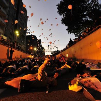  

Nesta quinta feira, completam-se cinco meses da tragédia em Santa Maria, que deixou 242 mortos. Houve minuto do barulho, caminhada, e os pais das vítimas se deitaram sob o Viaduto Evandro Behr e soltaram balões