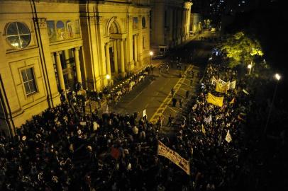  

PORTO ALEGRE, RS, BRASIL, 27-06-2013, 20h58'21": Manifestantes protestam em frente ao Palácio Piratini, sede do Governo do RS. A quinta-feira é de mais protestos em todo o Estado. As manifestações foram organizadas pelas redes sociais. As reivindicações nacionais por maiores investimentos em educação, saúde, melhorias no transporte público ganham reforço de pautas locais. (Foto: Adriana Franciosi/Agência RBS, GERAL) *** ESPECIAL***

Editoria: ZH
Local: PORTO ALEGRE
Indexador: Adriana Franciosi
Secao: GERAL
Fonte: Agencia RBS
Fotógrafo: STAFF