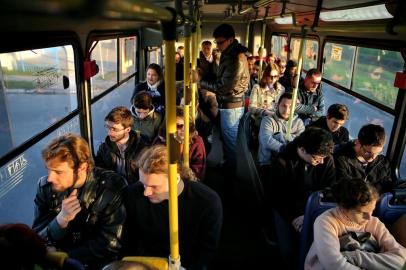  

PORTO ALEGRE, RS, BRASIL, 28-06-2013 : Reportagem especial sobre o transporte público na Capital. Fotos produzidas no ônibus da linha D43. (Foto: BRUNO ALENCASTRO/Agência RBS, Editoria Geral)