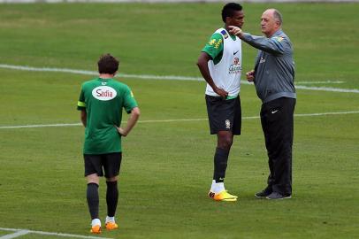 {title} Â© 2013

RJ - COPA DAS CONFEDERAÃÃES / TREINO BRASIL  - ESPORTES - Treino da SeleÃ§Ã£o Brasileira no estadio Sao Januario, no Rio de Janeiro-RJ. A Selecao enfrenta a Espanha no proximo domingo pela Final da Copa das Confederacoes. FOTO: Jefferson Bernardes/Preview.com - Felipão, técnico da Seleção, dá instruções ao jogador Jô.

Editoria: SPO
Local: Rio de Janeiro
Indexador: Jefferson Bernardes
Fonte: Preview - Banco de Imagens
Fotógrafo: {title}