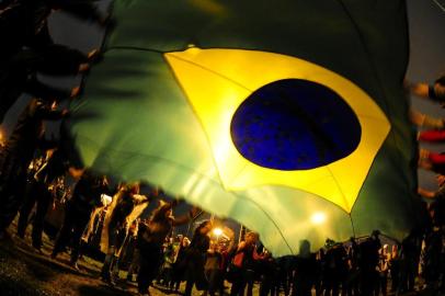 galeria -   FLORIANÓPOLIS, SC, BRASIL 21/06/2013.Cerca de 70 mil pessoas tomaram as ruas da capital catarinense , e fecharam as pontes da cidade na manifestção nacional contra o aumento das tarinfas de transporte.