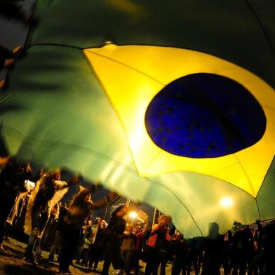 galeria -   FLORIANÓPOLIS, SC, BRASIL 21/06/2013.Cerca de 70 mil pessoas tomaram as ruas da capital catarinense , e fecharam as pontes da cidade na manifestção nacional contra o aumento das tarinfas de transporte.