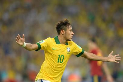 Brasil x Espanha, partida válida pela final da Copa das Confederações, realizada no estádio Maracanã. Comemoração do segundo gol do Brasil marcado por Neymar.Brazil's forward Neymar celebrates after scoring against Spain during their FIFA Confederations Cup Brazil 2013 final football match, at the Maracana Stadium in Rio de Janeiro on June 30, 2013.    AFP PHOTO / VANDERLEI ALMEIDAEditoria: SPOLocal: Rio de JaneiroIndexador: VANDERLEI ALMEIDASecao: SoccerFonte: AFPFotógrafo: STF