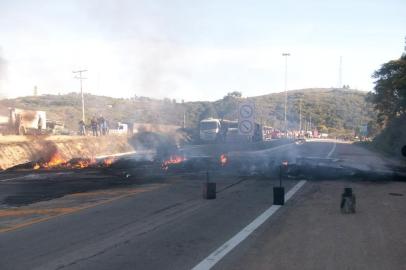 Caminhoneiros bloqueiam BR-392 em Canguçu, no sul do Estado.