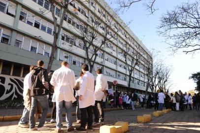  

Alunos de Medicina da UFSM realizam ato contra a vinda de médicos estrangeiros para atender no SUS