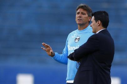  

PORTO ALEGRE, RS, BRASIL, 03-07-2013. Treino do Grêmio no estádio Olímpico. (Foto: Lauro Alves/Agência RBS, ESPORTE) - Renato Portaluppi, técnico do Grêmio conversa com Rui Costa, dirigente do Grêmio.