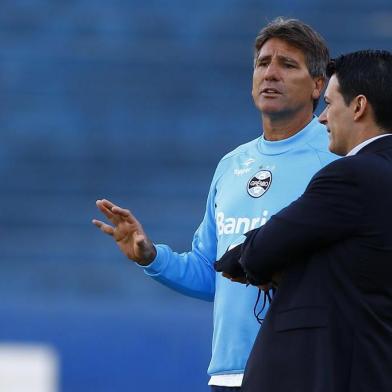  

PORTO ALEGRE, RS, BRASIL, 03-07-2013. Treino do Grêmio no estádio Olímpico. (Foto: Lauro Alves/Agência RBS, ESPORTE) - Renato Portaluppi, técnico do Grêmio conversa com Rui Costa, dirigente do Grêmio.