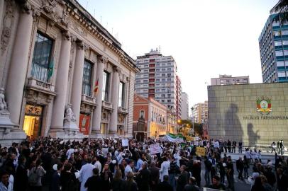  

PORTO ALEGRE, RS, BRASIL, 03-07-2013 : Médicos e estudantes realizam uma manifestação e caminhada para protestar por mais investimento na saúde, por uma carreira estatal e contra a importação de médicos estrangeiros. Ato é nacional e ocorrerá em várias cidades. (Foto: BRUNO ALENCASTRO/Agência RBS, Editoria Geral)