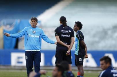  

PORTO ALEGRE, RS, BRASIL, 03-07-2013. Treino do Grêmio no estádio Olímpico. (Foto: Lauro Alves/Agência RBS, ESPORTE) - Zé Roberto recebe instruções do técnico Renato Portaluppi.