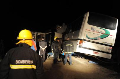  

SARANDI, RS, BRASIL, 04-07-2013: Oito pessoas morreram em um acidente envolvendo um ônibus e uma carreta por volta das 22h de ontem no norte do Estado. A carreta estava descendo a ERS-404, no km 7, e colidiu de frente com um ônibus de uma empresa que levava trabalhadores da transportadora Expresso São Miguel. A colisão ocorreu no limite dos municípios de Sarandi e Rondinha, próximo a ponte do Rio Baios. (Foto: Diogo Zanatta/Especial, GERAL)
Indexador:                                 