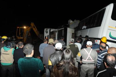  

SARANDI, RS, BRASIL, 04-07-2013: Pelo menos sete pessoas morreram em um acidente envolvendo um ônibus e uma carreta por volta das 22h de ontem no norte do Estado. A carreta estava descendo a ERS-404, no km 7, e colidiu de frente com um ônibus de uma empresa que levava trabalhadores da transportadora Expresso São Miguel. A colisão ocorreu no limite dos municípios de Sarandi e Rondinha, próximo a ponte do Rio Baios. (Foto: Diogo Zanatta/Especial, GERAL)
Indexador:                                 