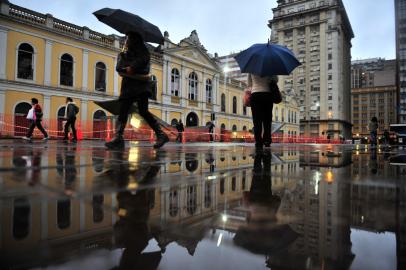 zol - amanhecer - incêndio - mercado público - cinzas - escombros - porto alegre - 07072013