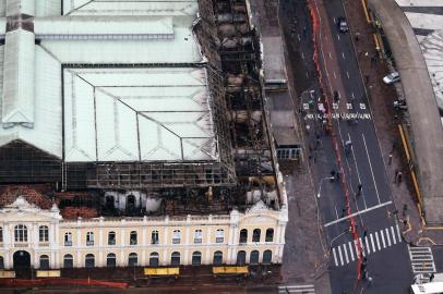  

PORTO ALEGRE, RS, BRASIL, 07-07-2013 : Incêndio atinge o Mercado Público de Porto Alegre. Foto aérea do Mercado Público. 
Indexador: Jefferson Botega