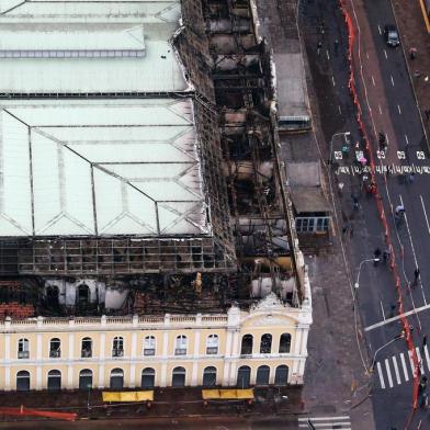  

PORTO ALEGRE, RS, BRASIL, 07-07-2013 : Incêndio atinge o Mercado Público de Porto Alegre. Foto aérea do Mercado Público. 
Indexador: Jefferson Botega