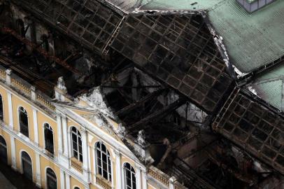  

PORTO ALEGRE, RS, BRASIL, 07-07-2013 : Incêndio atinge o Mercado Público de Porto Alegre. Foto aérea do Mercado Público. Aqui a parte da rua Júlio de Castilhos, a mais atingida.