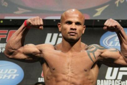 Maiquel Falcão, lutador de vale-tudo (MMA) na pesagem para o UFC 123, sua estreia.