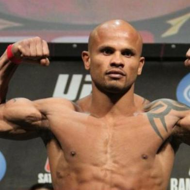 Maiquel Falcão, lutador de vale-tudo (MMA) na pesagem para o UFC 123, sua estreia.