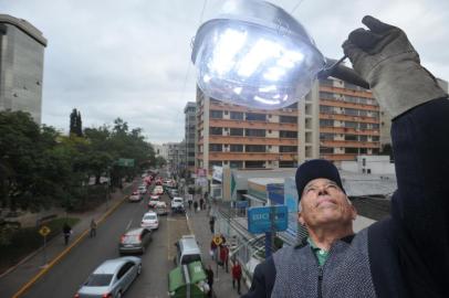  Algumas ruas de Santa Maria passarão a ser iluminadas com lâmpadas de led a partir desta terça feira. Segundo o secretário de infraestrutura e serviço, Tubias Calil, cerca de 300 postes ganharão a nova tecnologia. Conforme os cálculos da secretaria, a medida pode gerar uma economia de 90% nos gastos com energia elétrica aos cofres públicos da cidade.