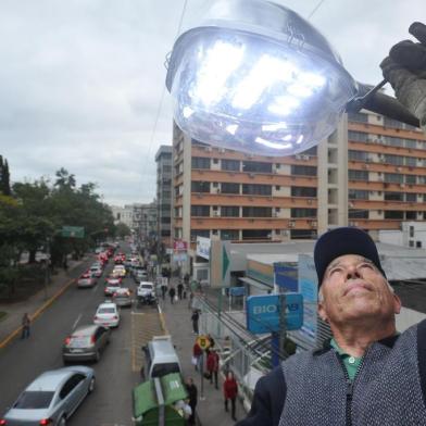  Algumas ruas de Santa Maria passarão a ser iluminadas com lâmpadas de led a partir desta terça feira. Segundo o secretário de infraestrutura e serviço, Tubias Calil, cerca de 300 postes ganharão a nova tecnologia. Conforme os cálculos da secretaria, a medida pode gerar uma economia de 90% nos gastos com energia elétrica aos cofres públicos da cidade.