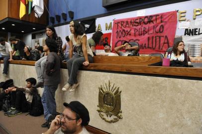  

PORTO ALEGRE, RS, BRASIL, 10/07/2013- Invasão da câmra de vereadores pelo Movimento Passe Livre