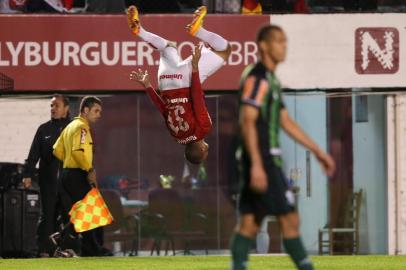  

CAXIAS, RS, BRASIL, 10-07-2013: Maurides, em ótima jogada de D'Alessandro, aos 42, fez o gol que dá uma boa vantagem ao Inter: 3x1. Com o resultado o Colorado pode perder até por um gol em Minas. Partida entre Internacional e Atlético-MG, pela terceira fase da Copa do Brasil. (Foto: Bruno Alencastro/Agência RBS, ESPORTES)