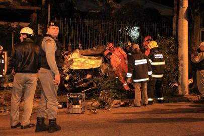 Acidente com quatro mortos e dois feridos na Rua Coronel Bordini, em Porto Alegre