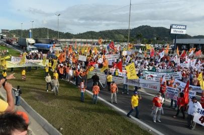  Itajaí-sc-Brasil-11/07/2013 Manifestação das Centrais Sindicais na BR-101, em Itajaí. Fecharam a BR-101 por cerca de 30min