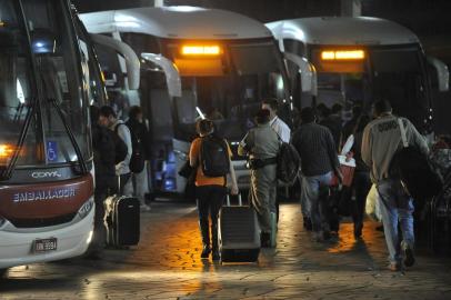 MOVIMENTO

PORTO ALEGRE, RS, BRASIL, 11-07-2013, 22h32'37":Movimento na estação rodoviária de Porto Alegre. Após a paralização desta quinta-feira, os passageiros voltaram a utilizar ônibus na rodoviária da capital gaúcha. A decisão de suspender os serviços desde a madrugada desta havia sido tomada após uma reunião do Daer com representantes das polícias rodoviárias federal e estadual, do movimento sindical, empresas de transporte e da Agergs na última terça-feira. (Foto: Carlos Macedo/Agência RBS, GERAL) *** ESPECIAL***

Editoria: ZH
Local: PORTO ALEGRE
Indexador: Carlos Macedo
Secao: GERAL
Fonte: Agencia RBS
Fotógrafo: STAFF