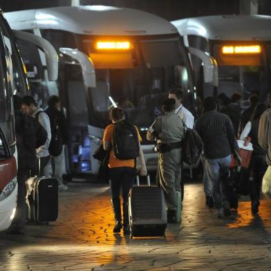 MOVIMENTO

PORTO ALEGRE, RS, BRASIL, 11-07-2013, 22h32'37":Movimento na estação rodoviária de Porto Alegre. Após a paralização desta quinta-feira, os passageiros voltaram a utilizar ônibus na rodoviária da capital gaúcha. A decisão de suspender os serviços desde a madrugada desta havia sido tomada após uma reunião do Daer com representantes das polícias rodoviárias federal e estadual, do movimento sindical, empresas de transporte e da Agergs na última terça-feira. (Foto: Carlos Macedo/Agência RBS, GERAL) *** ESPECIAL***

Editoria: ZH
Local: PORTO ALEGRE
Indexador: Carlos Macedo
Secao: GERAL
Fonte: Agencia RBS
Fotógrafo: STAFF