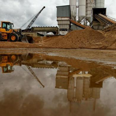  

PORTO ALEGRE, RS, BRASIL, 28-05-2013 : Problemas na extração e distribuição de areia para a construção civil. (Foto: BRUNO ALENCASTRO/Agência RBS, Editoria Economia)