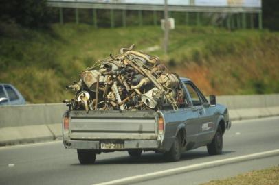  

TRÂNSITO - flagra - Carro transporta canso de descarga de automóveis de maneira perigosa, na SC 401, Canasvieiras
Indexador: Picasa