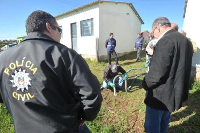  

Nesta segunda-feira, Polícia Civil e IGP buscaram vestígios de uma recém-nascido em duas fossas, em uma residência, onde jovema de 25 anos teria dado á luz e matado a criança, em Santiago. Depois, o material foi analisado na Unidade de Triagem, Compostagem e Aterro de Rejeitos (UTCAR)