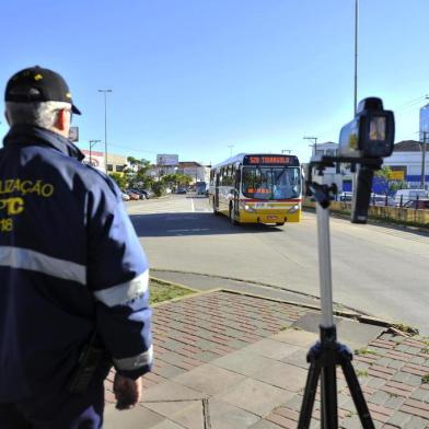  

PORTO ALEGRE, RS, BRASIL, 16/07/2013 - Agentes reforçaram a fiscalização por radár móvel e distribuíram folhetos educativos para padestres no Terminal Triângulo, na Zona Norte da Capital