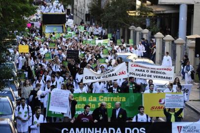  

PORTO ALEGRE, RS, BRASIL - 16-07-2013 - Protesto de médicos contra o pacote do governo de importação de estrangeiros e ampliação do curso de medicina (FOTO:MAURO VIEIRA/AGÊNCIA RBS, GERAL)