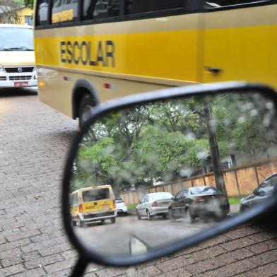  

Categoria do transporte escolar faz protesto pelas ruas de Porto Alegre.