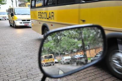  Categoria do transporte escolar faz protesto pelas ruas de Porto Alegre.