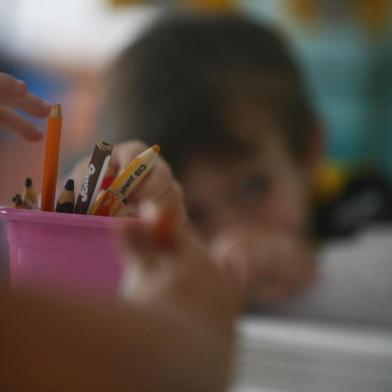 Escola Dinâmica. Crianças em ativides educativas.Antônio Baltazar Linhares ( com camisa do tigre)