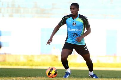 Matheus Biteco em treino do Grêmio para enfrentar o Botafogo