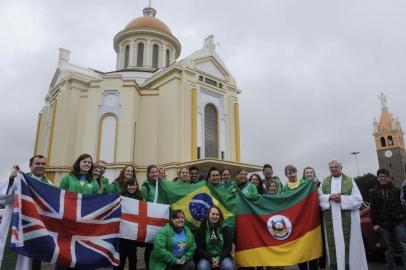  

FARROUPILHA, RS, BRASIL (21/07/2013) Jornada Mundial da Juventude. No Santuáriod e Caravaggio, Dom Alessandro Ruffinoni realiza missa de despedida de jovens ingleses e brasileiros que irão para o Rio de Janeiro para encontro com o Papa Francisco. Na foto,  (Roni Rigon/Pioneiro)