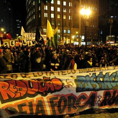  

PORTO ALEGRE, RS, BRASIL, 22-07-2013. Manifestação do Grupo Bloco de Lutas, em frente à Prefeitura de Porto Alegre. (Foto: Ronaldo Bernardi/Agência RBS, GERAL)