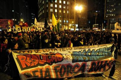  

PORTO ALEGRE, RS, BRASIL, 22-07-2013. Manifestação do Grupo Bloco de Lutas, em frente à Prefeitura de Porto Alegre. (Foto: Ronaldo Bernardi/Agência RBS, GERAL)