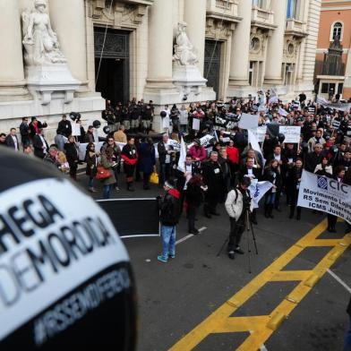  

PORTO ALEGRE, RS, BRASIL - 23-07-2013 - Em frente ao Palácio Piratini. Protestos pelo fim da cobrança diferenciada do ICMS. CDL  e e Sindilojas pretem reunir 2 mil manifestantes para pedir mudança na legislação do ICMS (FOTO: FERNANDO GOMES/AGÊNCIA RBS, GERAL)