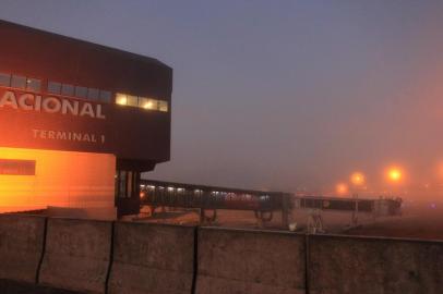 Neblina fecha o aeroporto Salgado Filho, em Porto Alegre