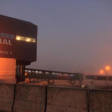 Neblina fecha o aeroporto Salgado Filho, em Porto Alegre