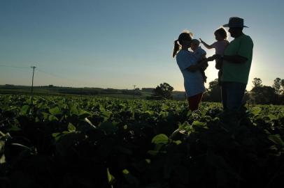 ***  Soja Politica agricola  ***
O agricultor, de cruz alta Mauro Gustavo Zanchi espera politica agricola clara do Governo Federal e como o Estadual
Esqr\dir Angelita Bonatto Zanchi sobrinho nos braço, dir Mauro com filha